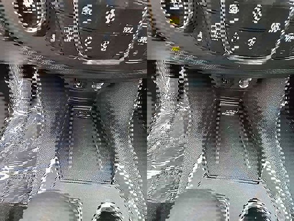 Used 2023 Chevrolet Traverse LT image 32