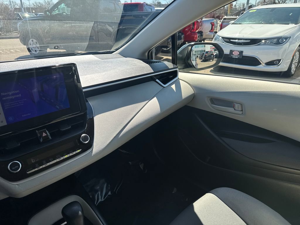 Used 2025 Toyota Corolla LE image 28