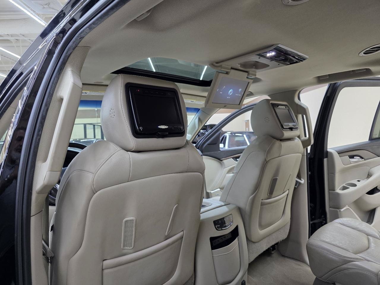 Used 2018 Cadillac Escalade Premium Luxury AWD/4WD image 27