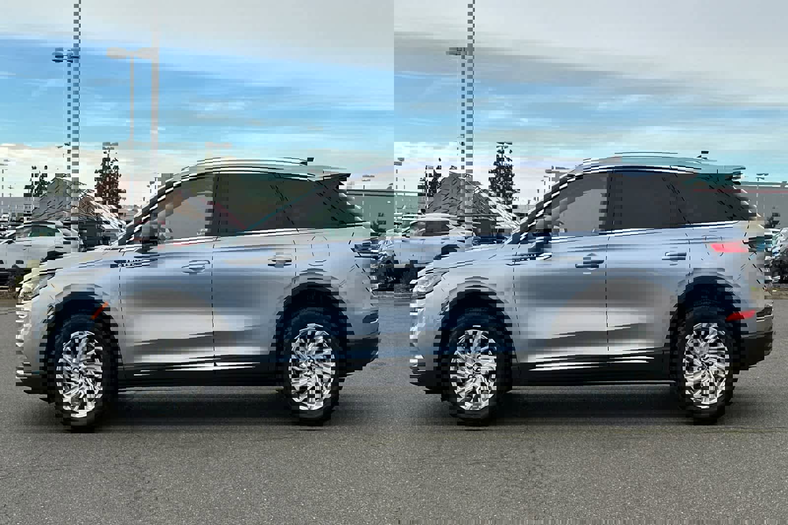 Used 2022 Lincoln Corsair FWD w/ Rear Removable Package Tray image 9