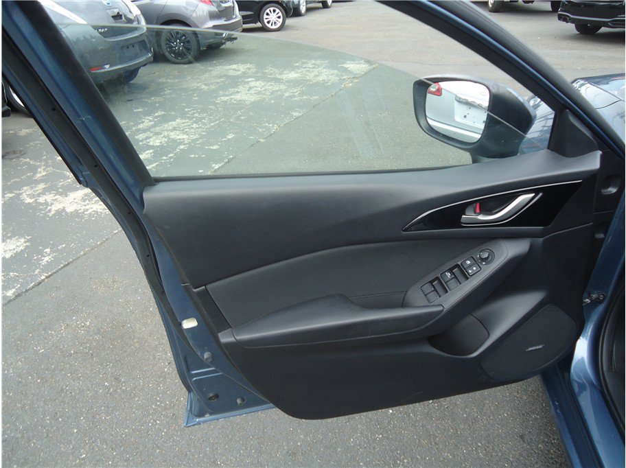 Used 2014 MAZDA MAZDA3 i Touring w/ Technology Package FWD image 9