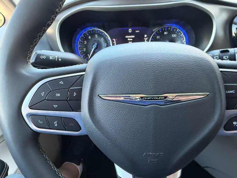 Used 2023 Chrysler Pacifica Touring-L FWD image 28