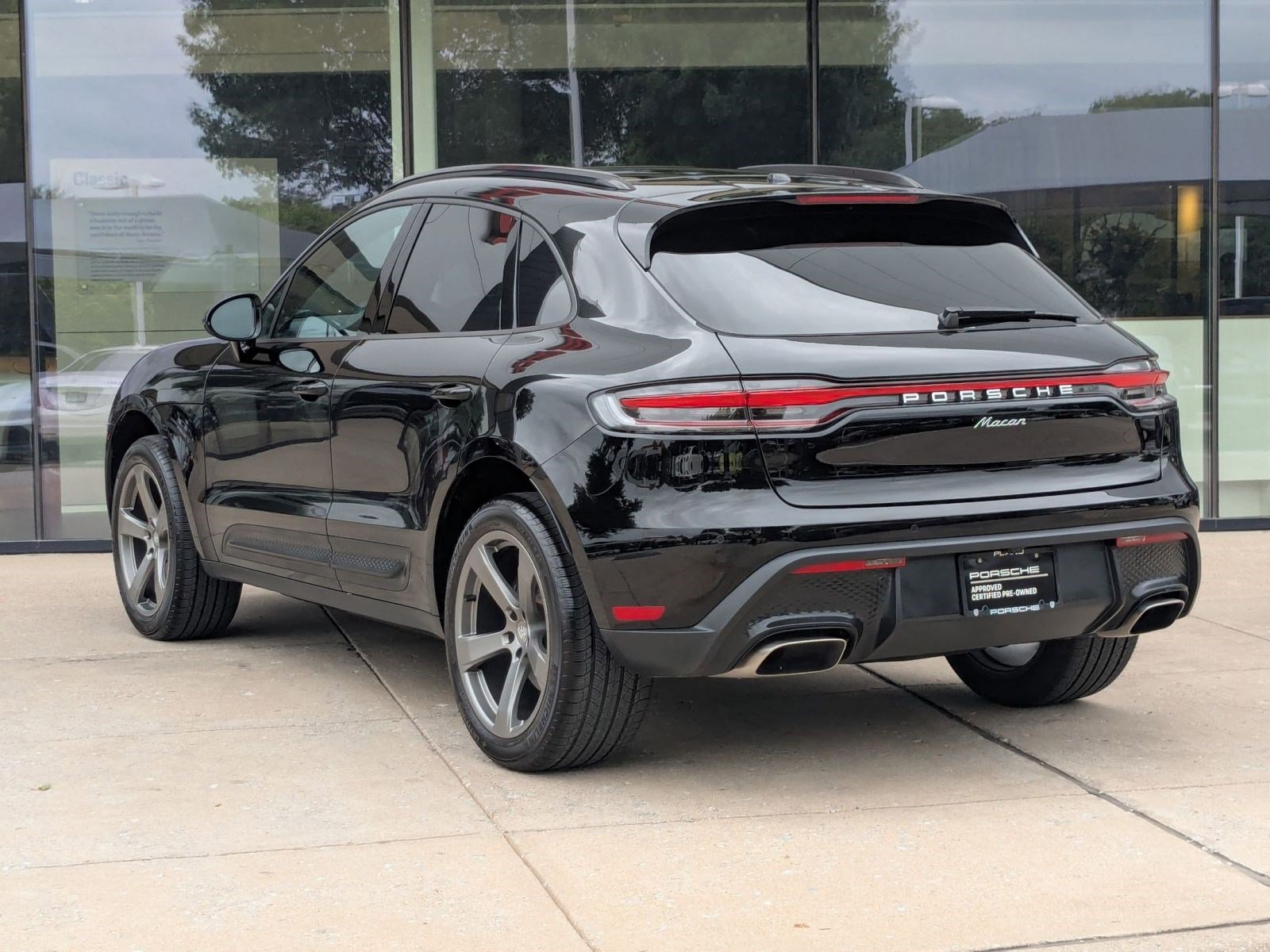 Certified 2025 Porsche Macan AWD/4WD image 3