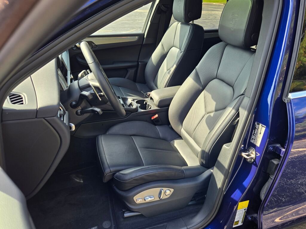 Certified 2025 Porsche Macan image 5