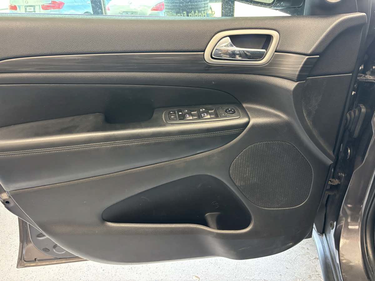 Used 2020 Jeep Grand Cherokee Laredo RWD image 19