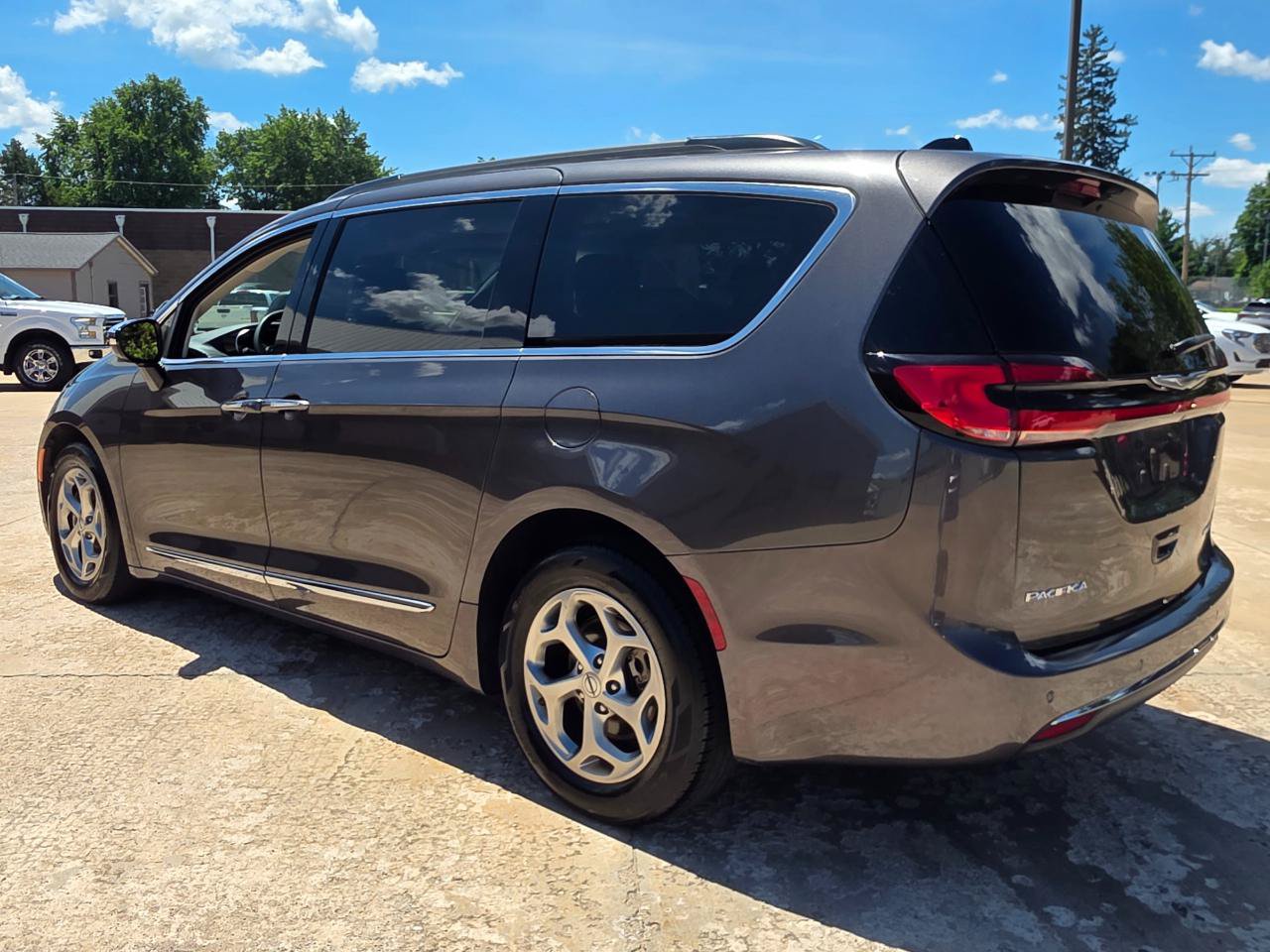 Used 2023 Chrysler Pacifica Limited FWD image 18