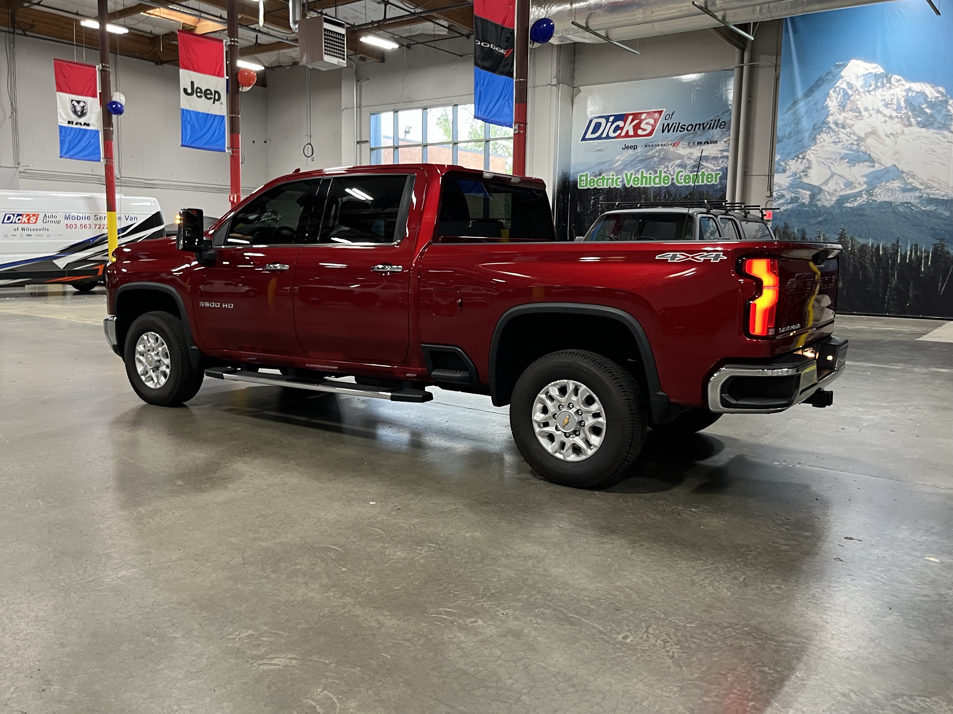 Used 2025 Chevrolet Silverado 3500 LTZ AWD/4WD image 5