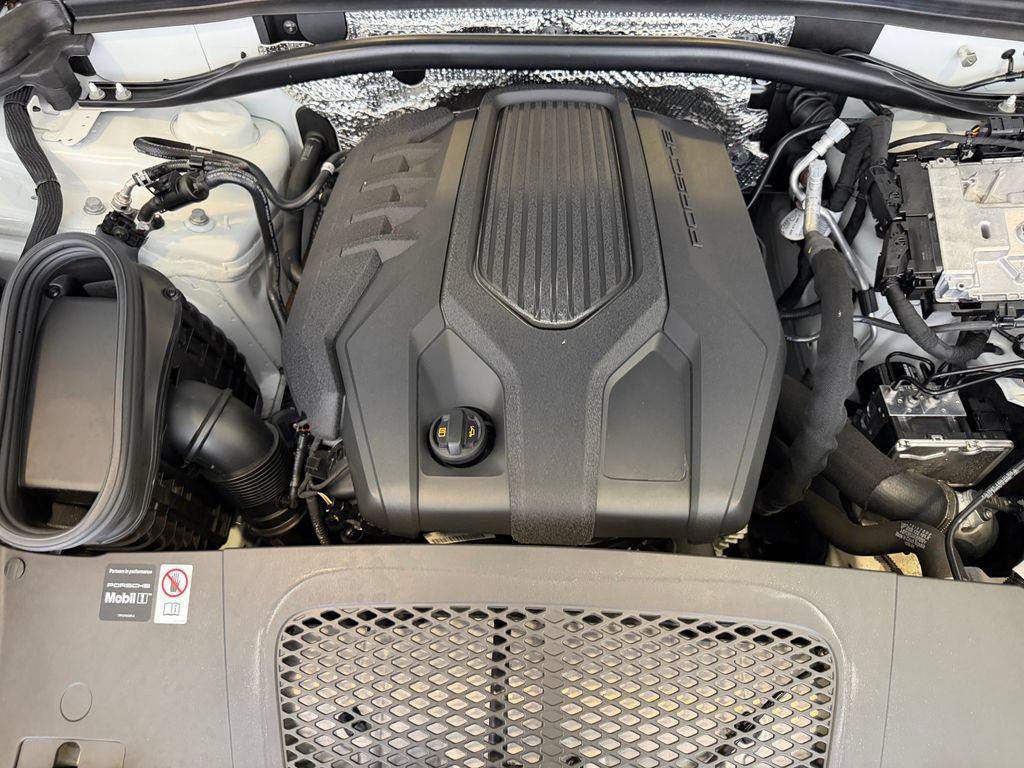 Certified 2025 Porsche Macan AWD/4WD image 27