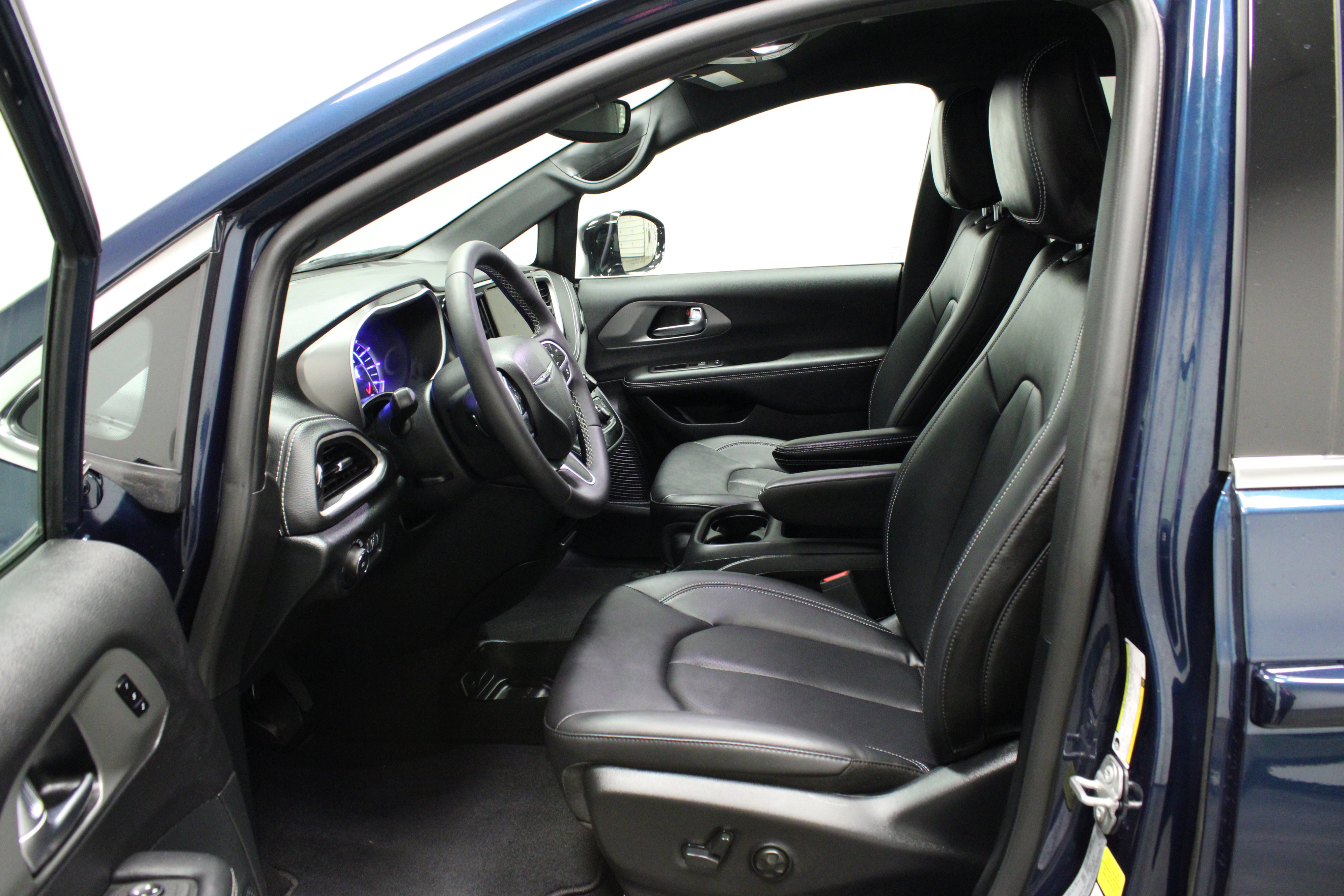 Used 2025 Chrysler Pacifica Select image 18