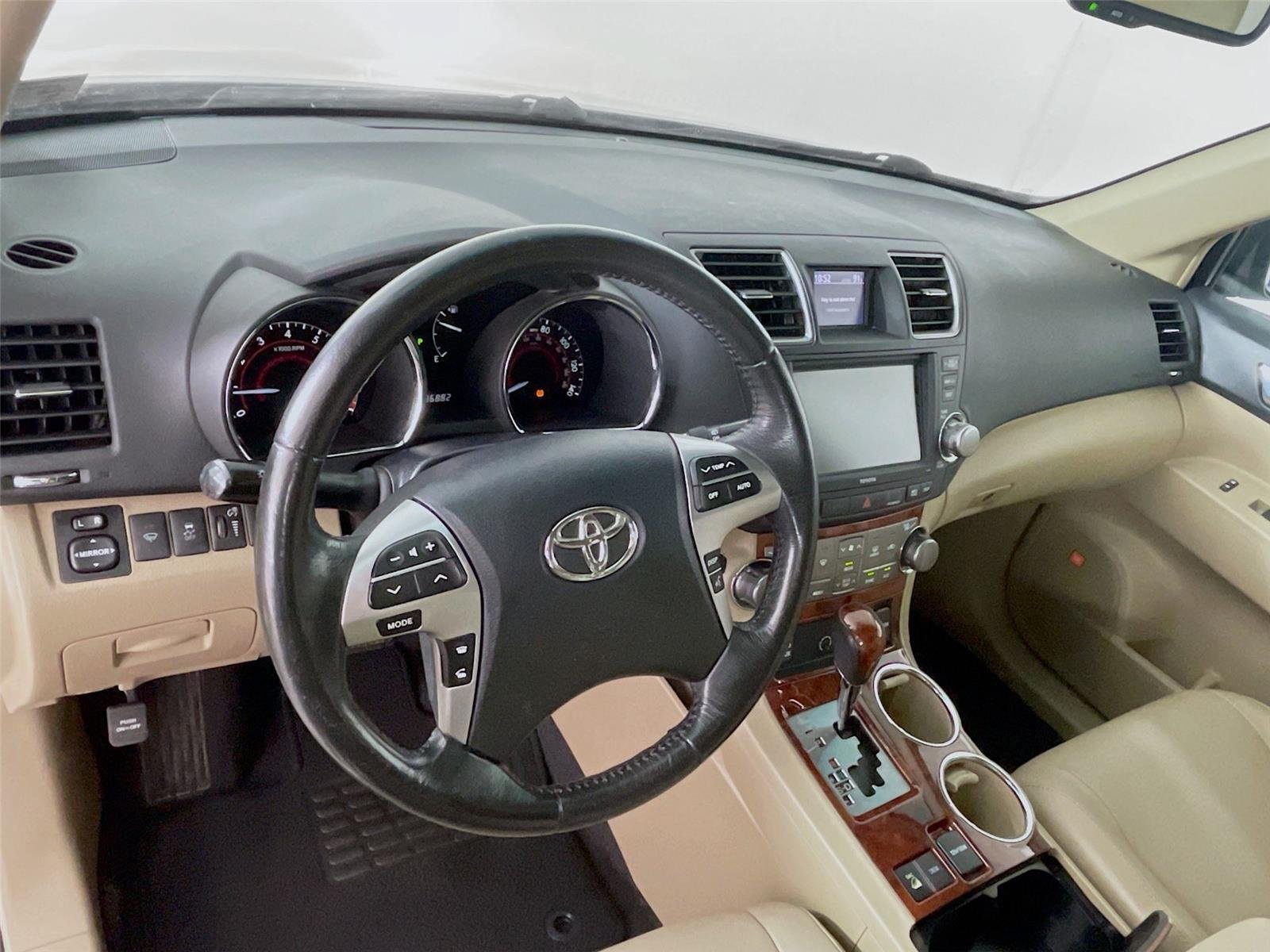 Used 2012 Toyota Highlander Limited w/ Convenience Pkg AWD/4WD image 13