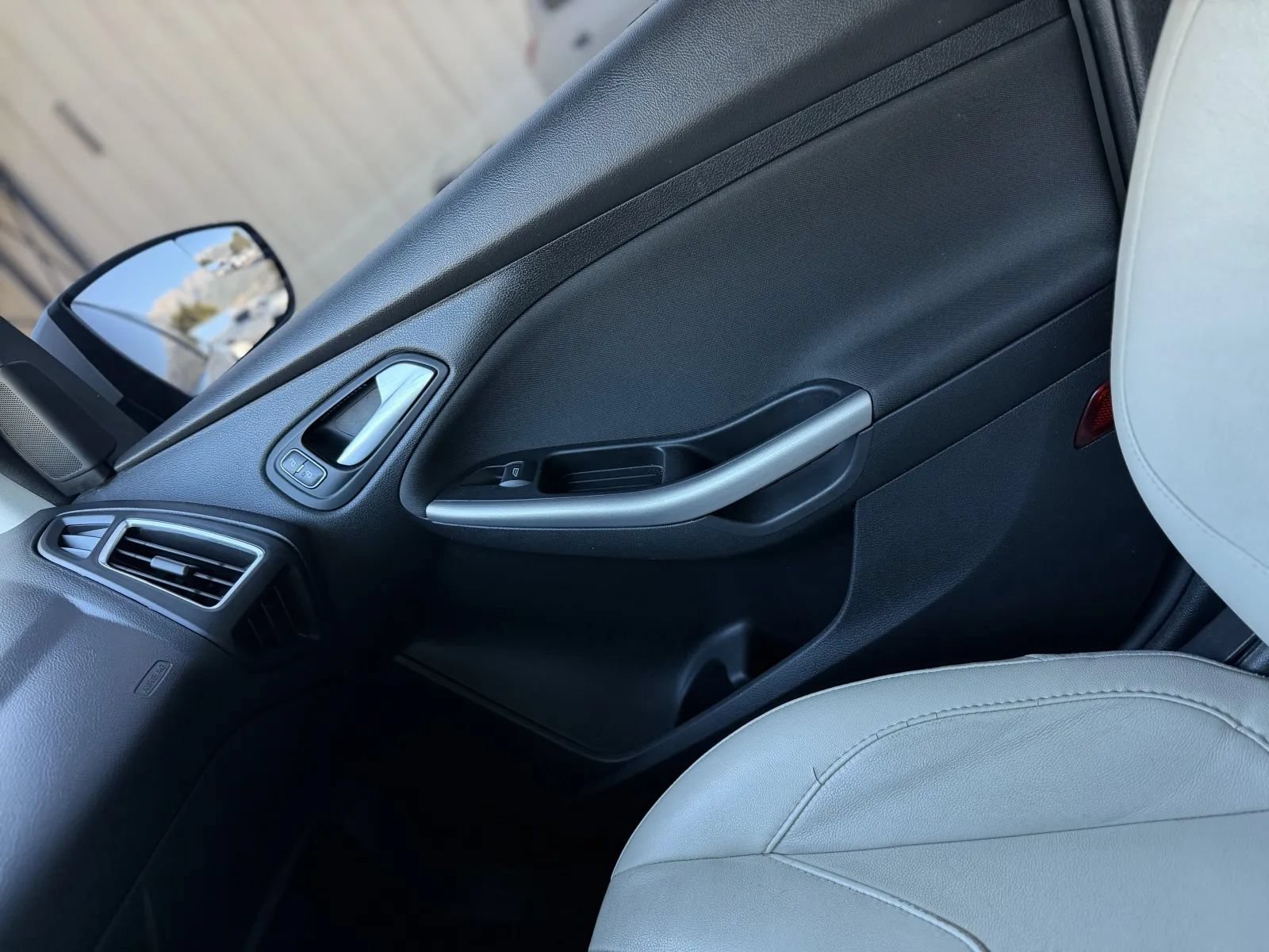 Used 2018 Ford Focus Titanium FWD image 40