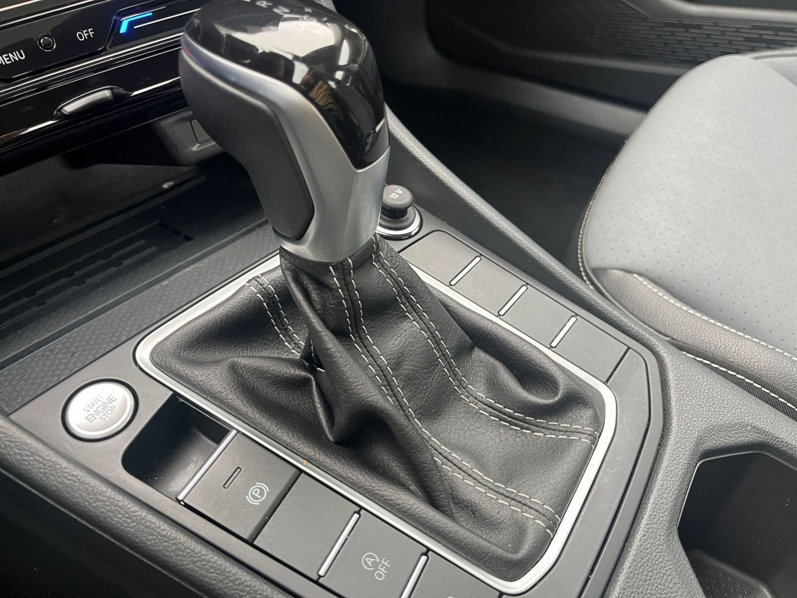 Used 2025 Volkswagen Jetta SE image 44