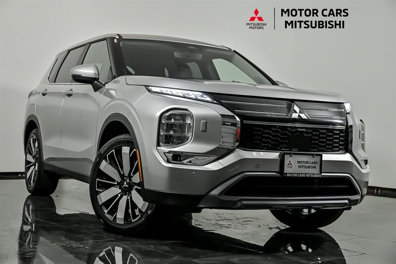 Used 2025 Mitsubishi Outlander AWD image 1