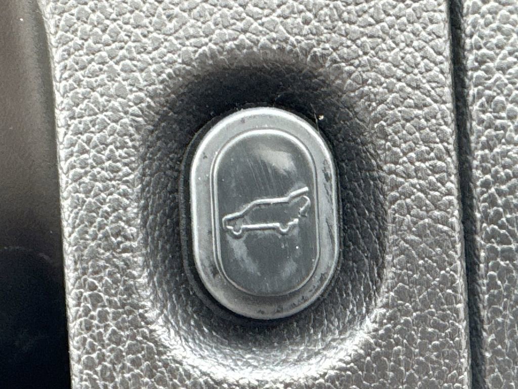 Used 2017 GMC Yukon XL SLT w/ Premium Edition image 36