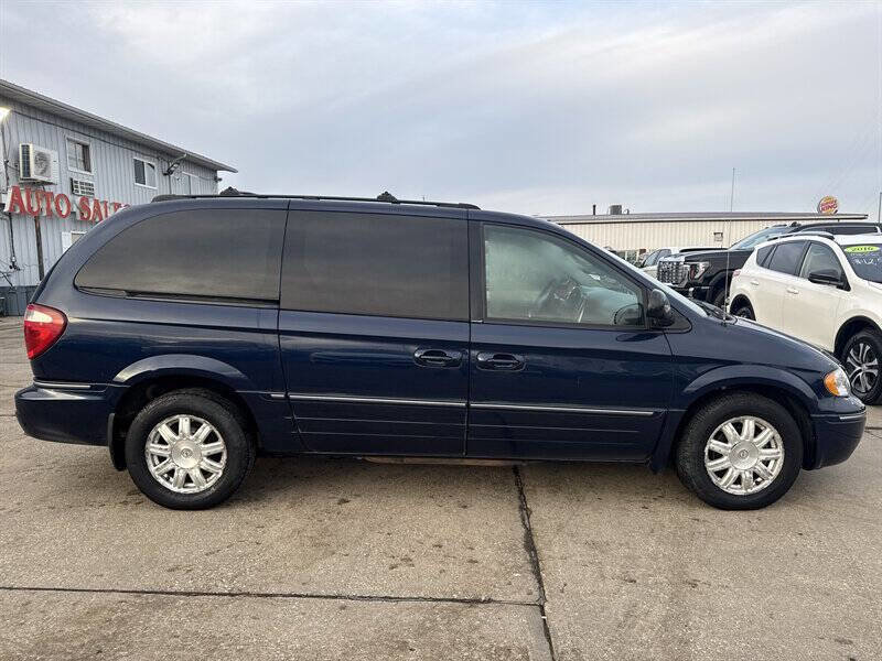 Used 2005 Chrysler Town & Country Touring w/ Luxury Group image 9