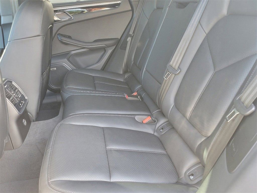 Certified 2025 Porsche Macan image 10