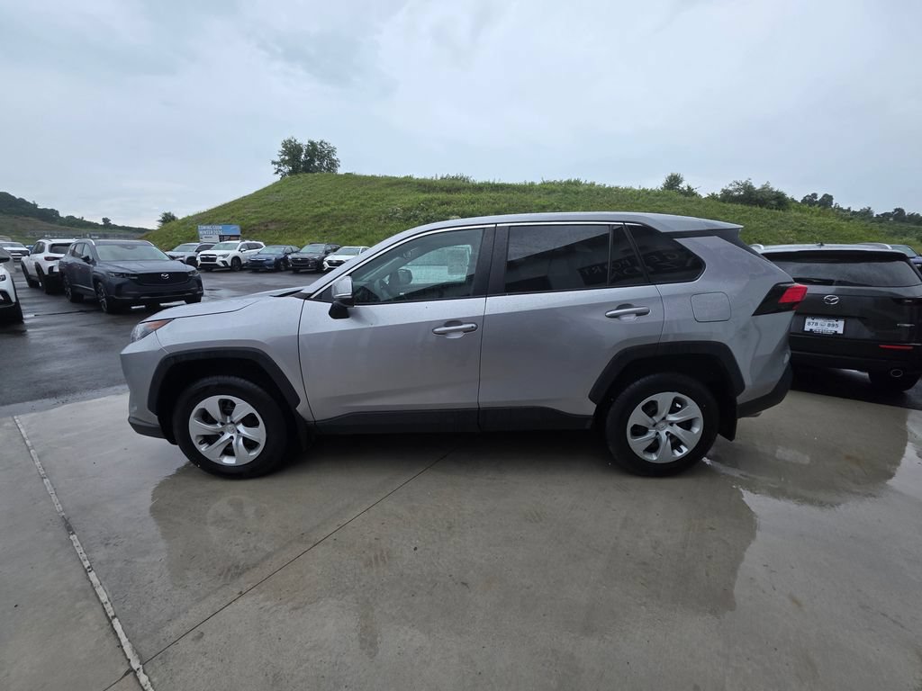 Used 2022 Toyota RAV4 LE AWD/4WD image 4