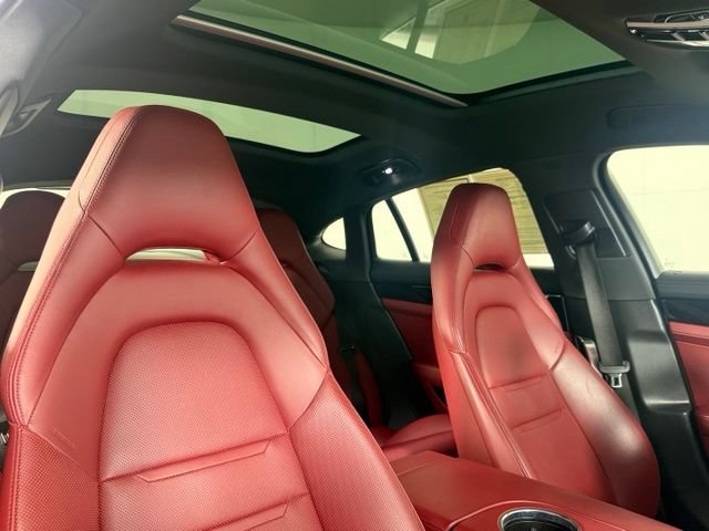 Used 2020 Porsche Panamera RWD image 30