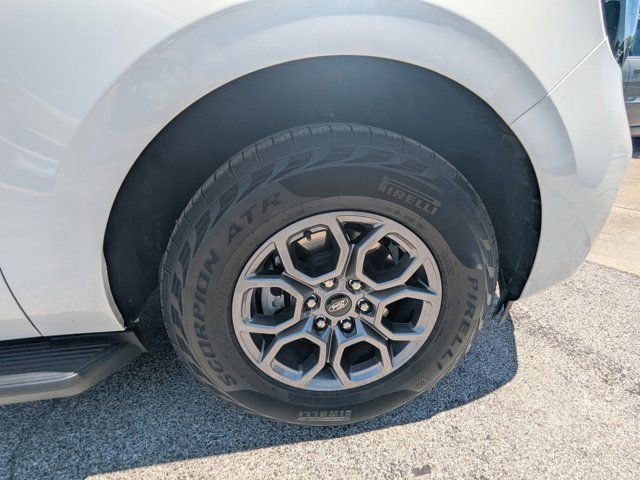 Used 2025 Ford Expedition Active RWD image 12