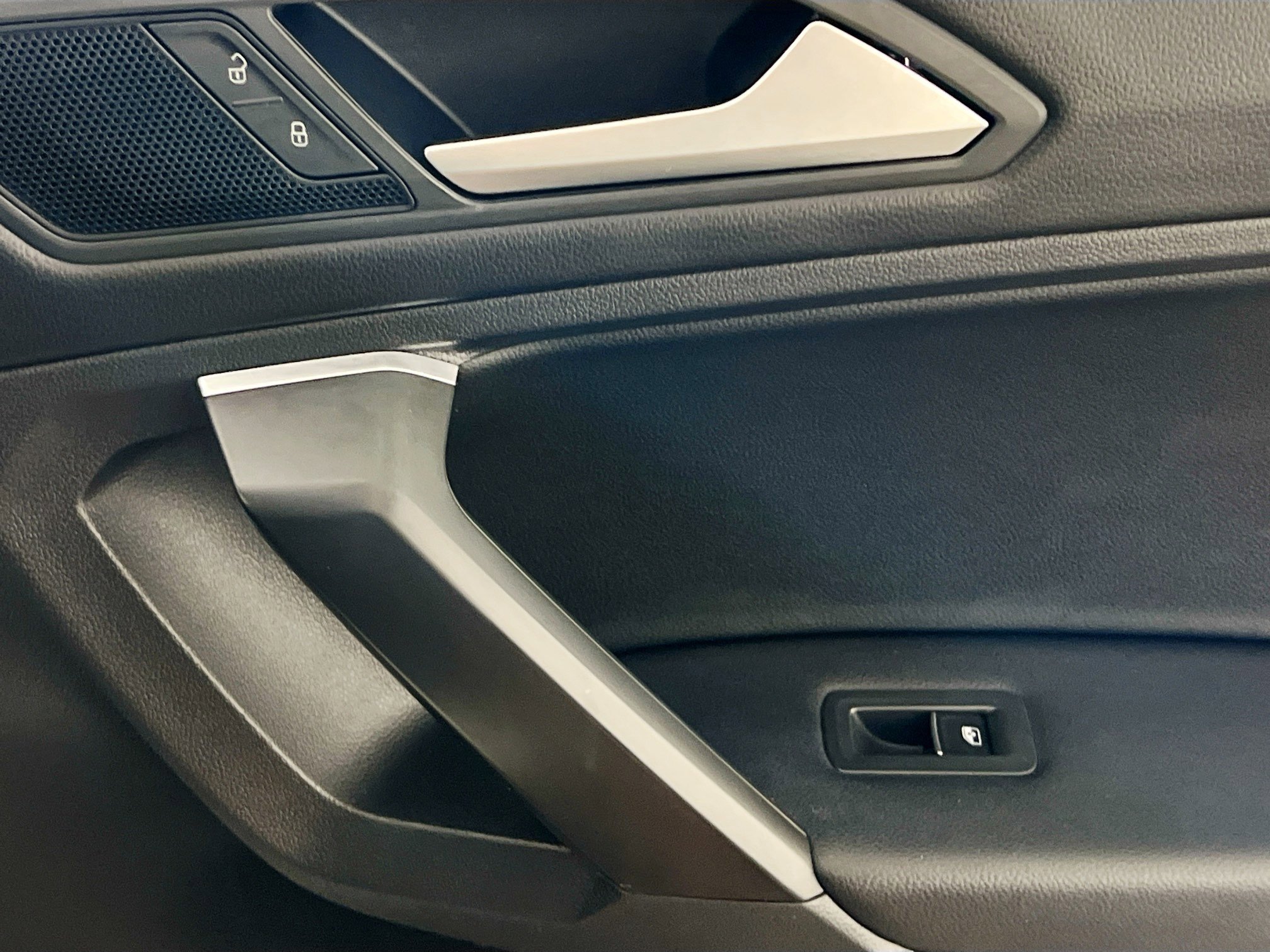 Used 2021 Volkswagen Tiguan SE R-Line image 32