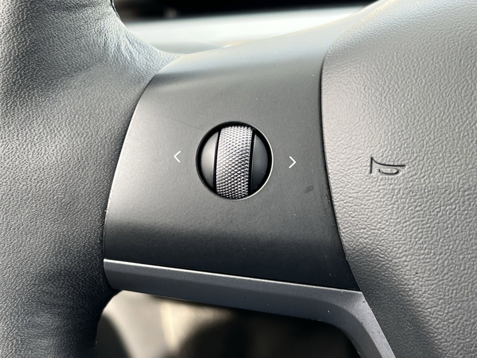 Used 2022 Tesla Model Y Long Range image 30