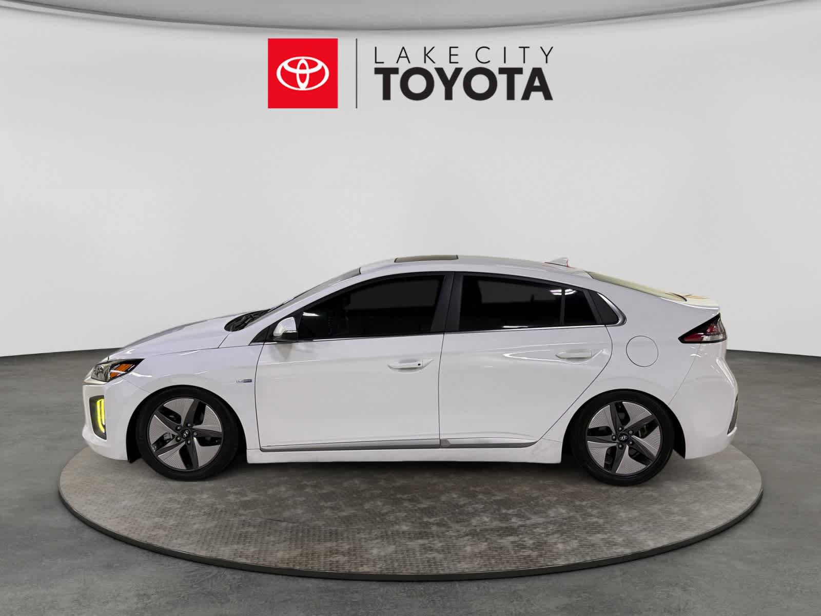 Used 2020 Hyundai Ioniq SEL FWD image 3