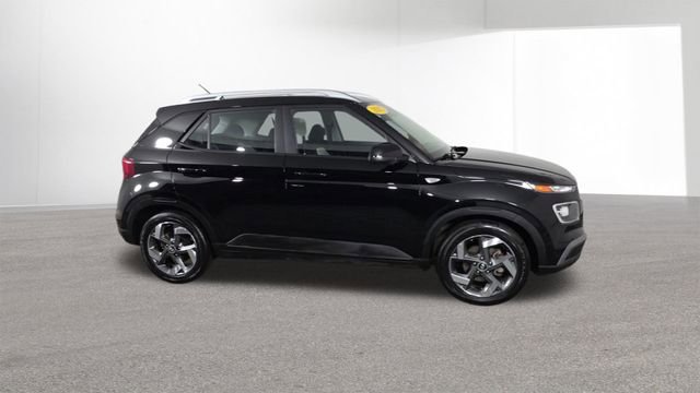Used 2025 Hyundai Venue SEL image 2