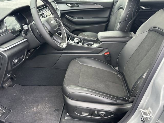 New 2025 Jeep Grand Cherokee Altitude image 9