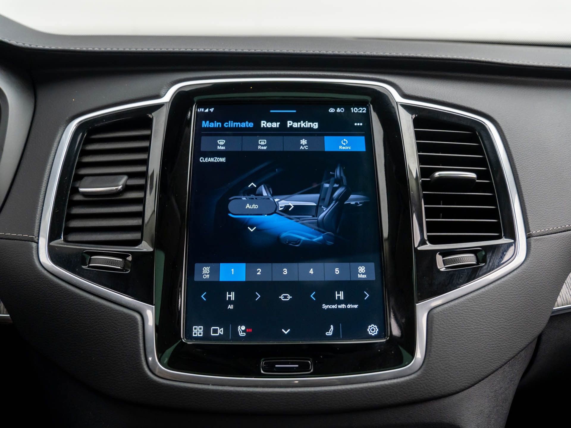 Used 2024 Volvo XC90 B6 Ultimate w/ Protection Package image 28