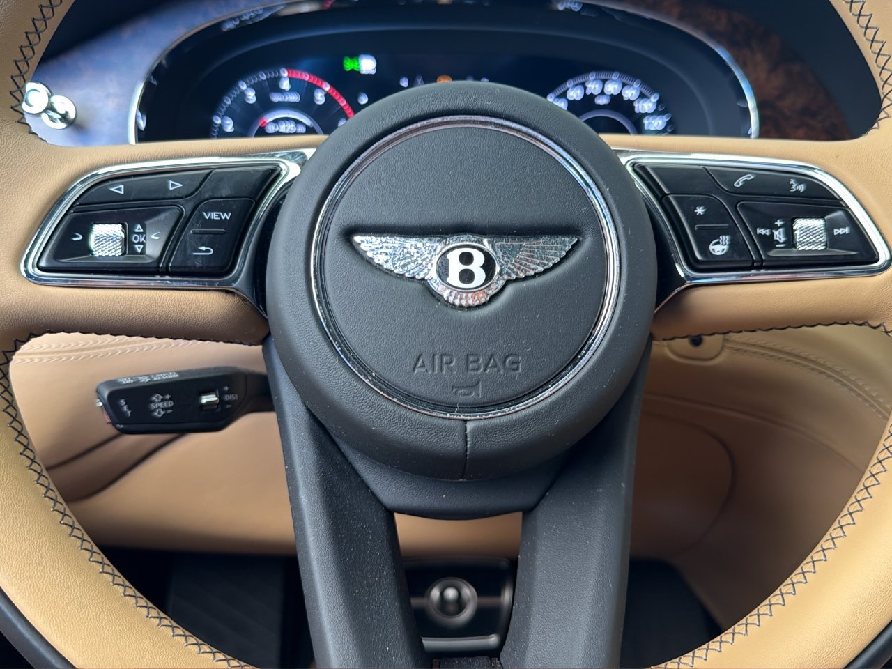 Used 2025 Bentley Bentayga AWD/4WD image 23