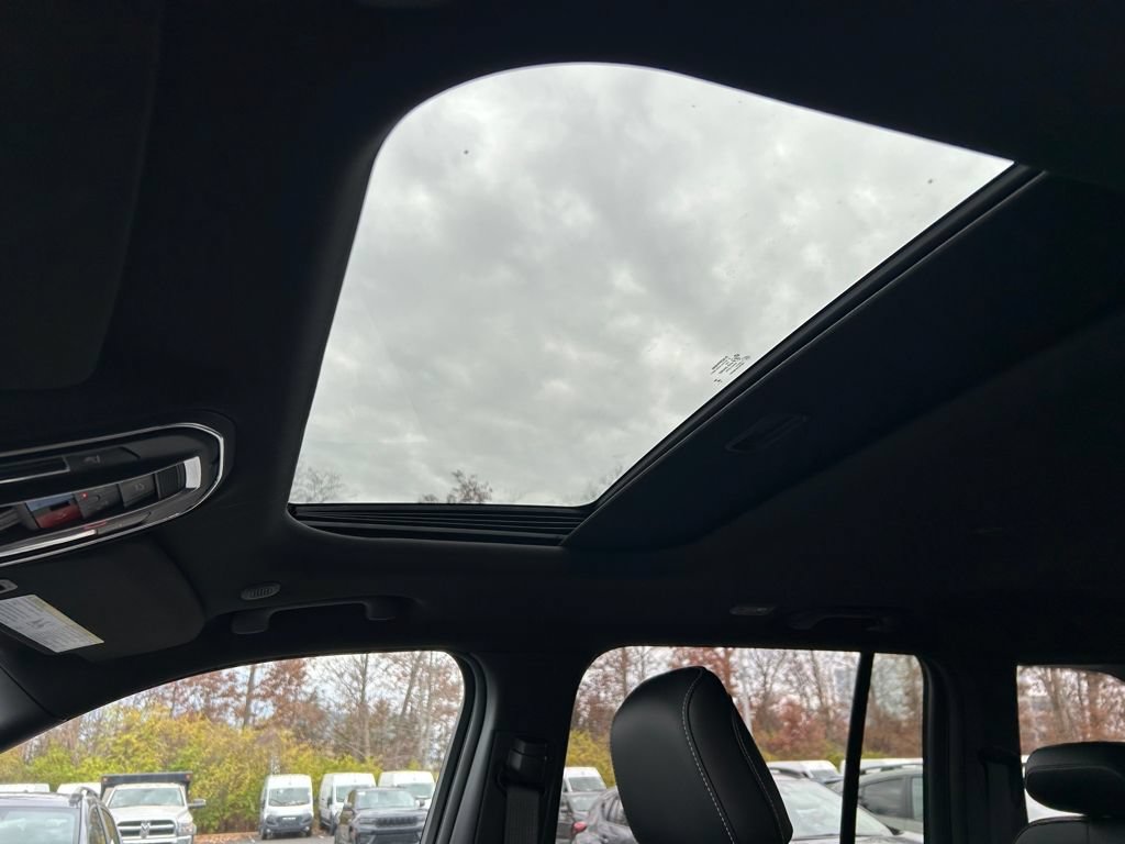 New 2025 Jeep Grand Cherokee Altitude AWD/4WD image 23
