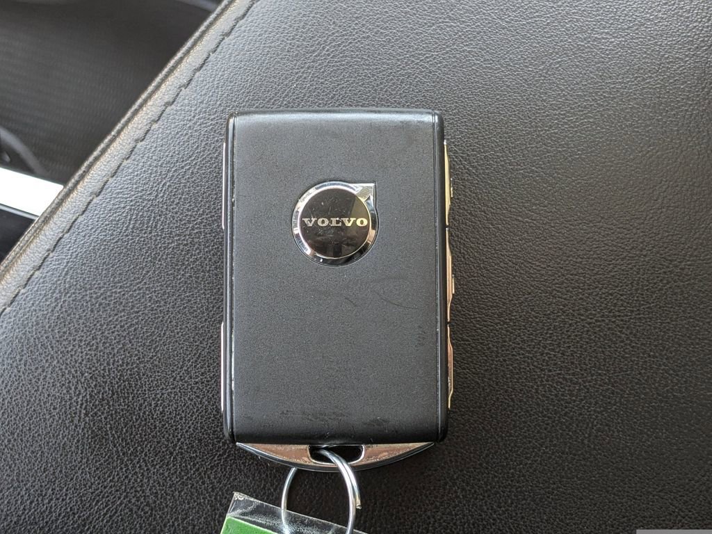Used 2023 Volvo XC60 B5 Plus AWD/4WD image 32