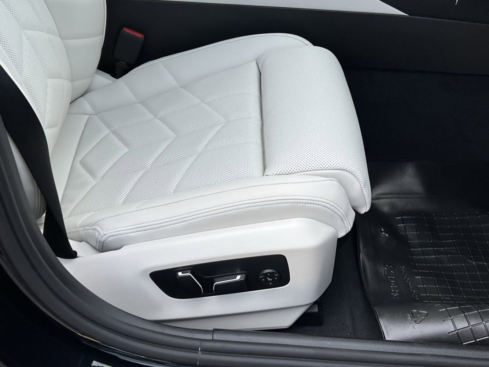 New 2026 BMW 550e xDrive w/ Executive Package image 27