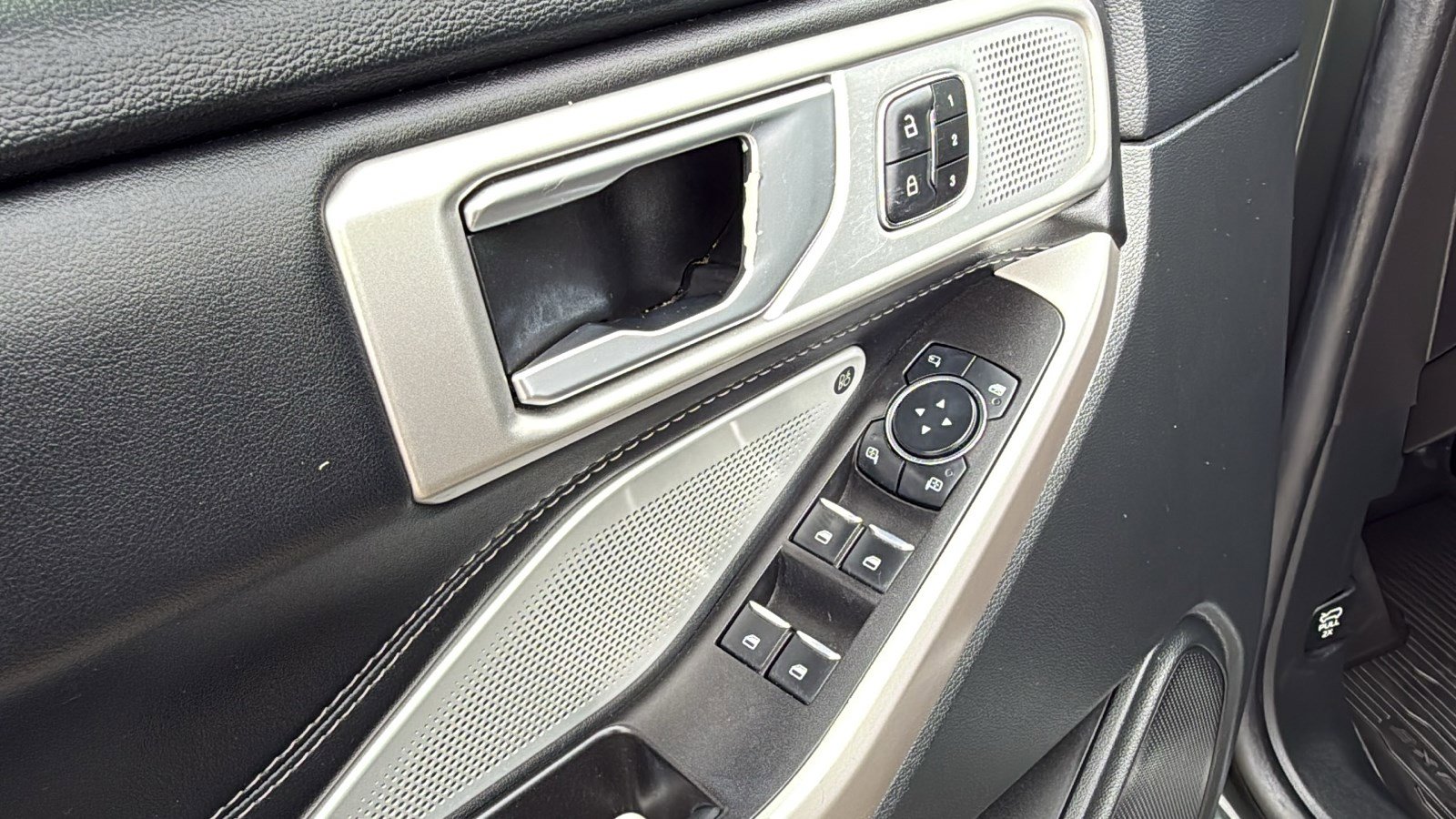 Used 2023 Ford Explorer Limited w/ Limited Technology Package RWD image 12