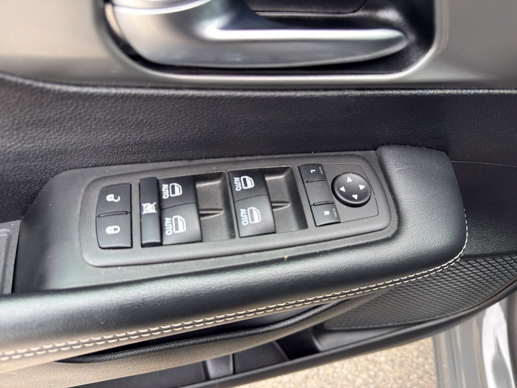 Used 2025 Chrysler Pacifica Select image 11