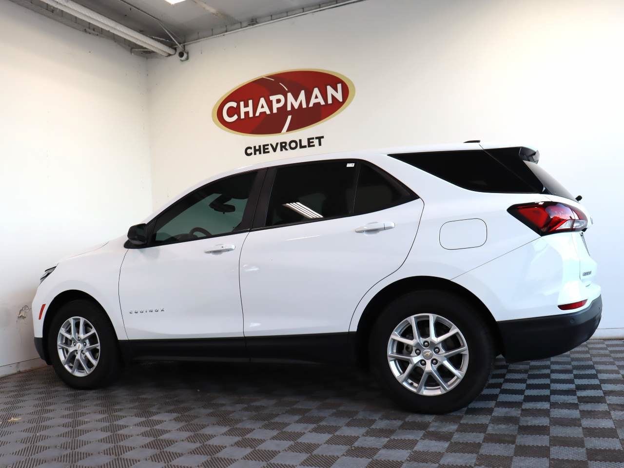 Used 2024 Chevrolet Equinox LS w/ LS Convenience Package FWD image 3