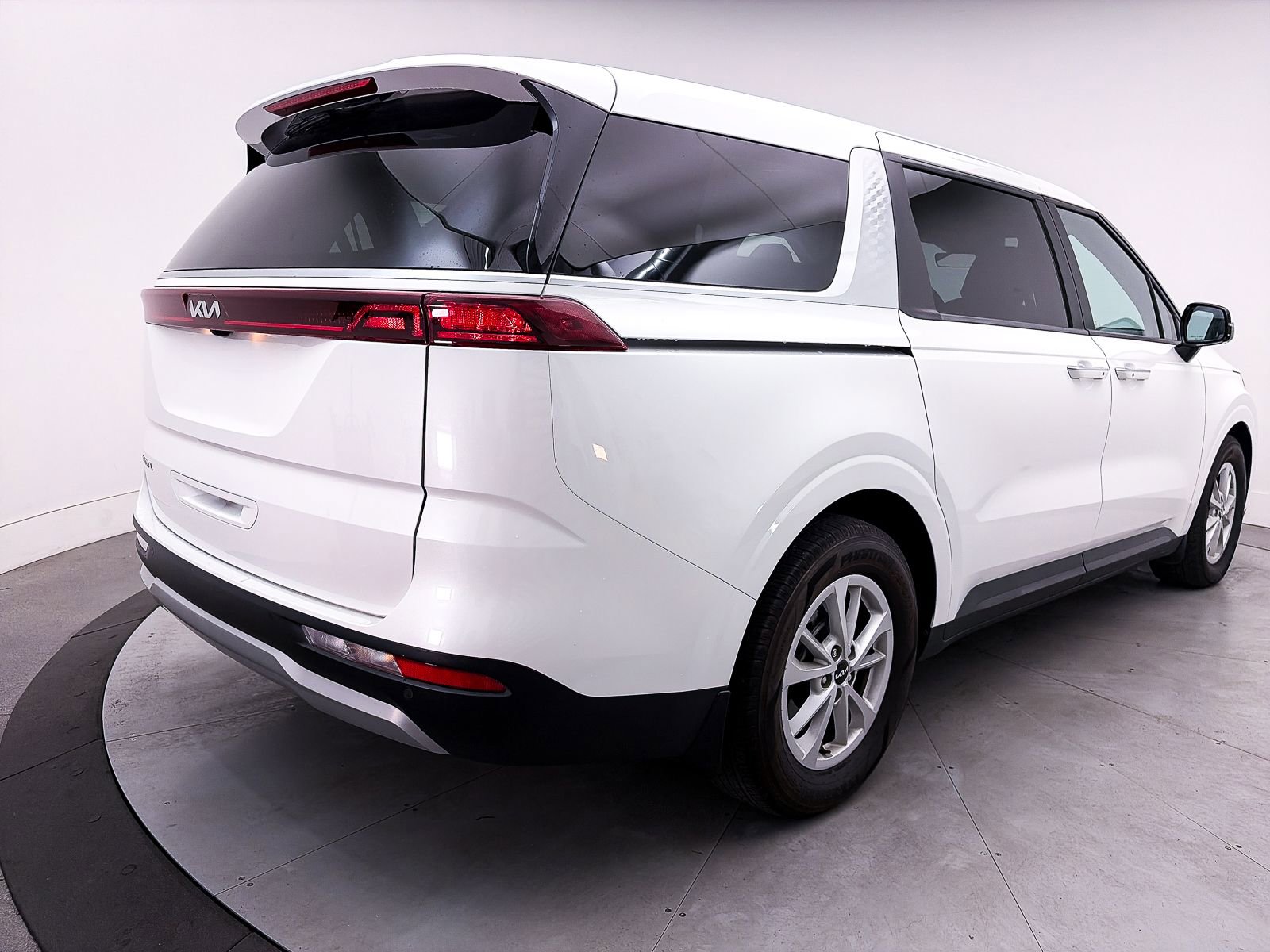 Used 2024 Kia Carnival LX image 14