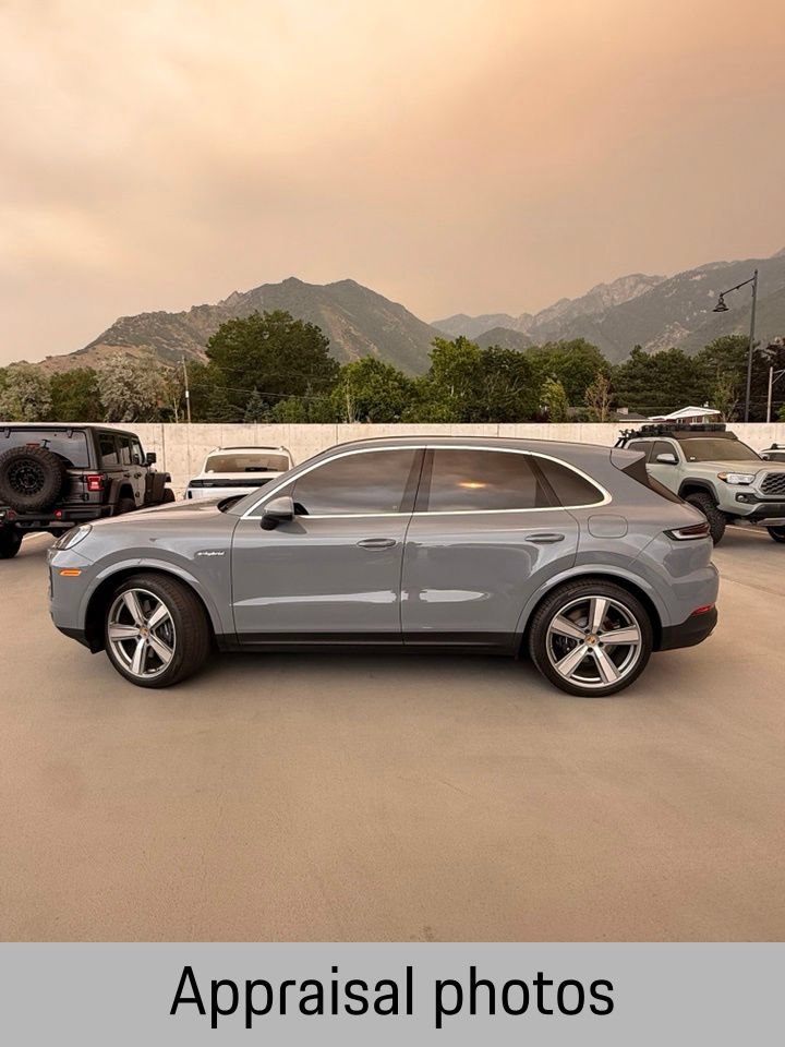 Certified 2024 Porsche Cayenne AWD/4WD image 8