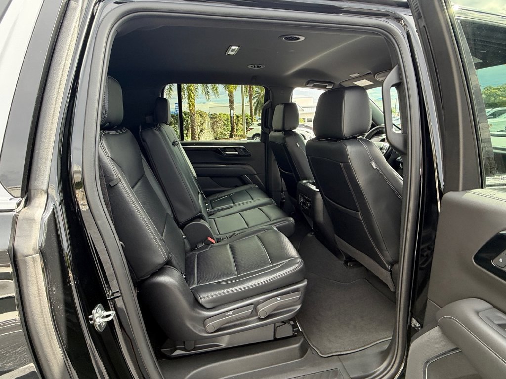 Used 2025 Chevrolet Suburban LS RWD image 17