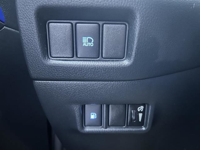 Used 2022 Toyota C-HR XLE image 24