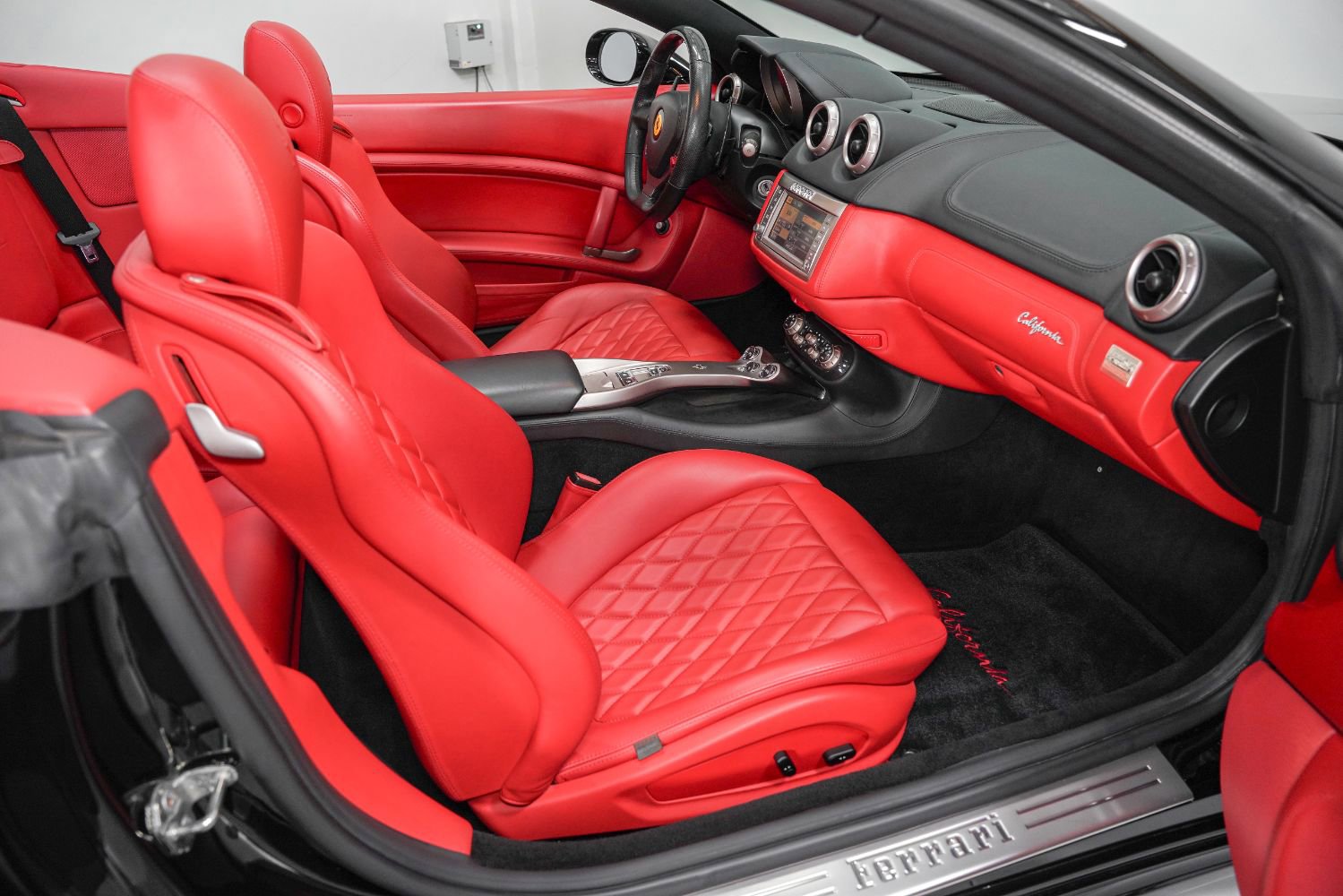 Used 2010 Ferrari California RWD image 2