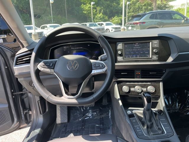 Used 2024 Volkswagen Jetta SE FWD image 17