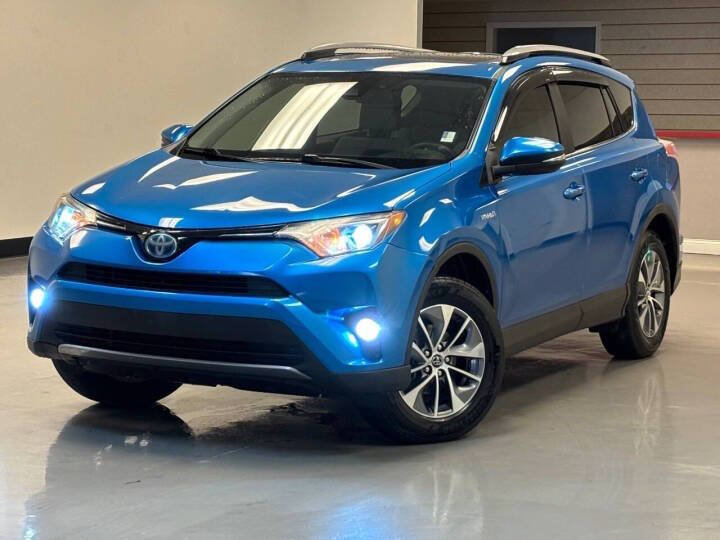 Used 2017 Toyota RAV4 XLE AWD/4WD image 1