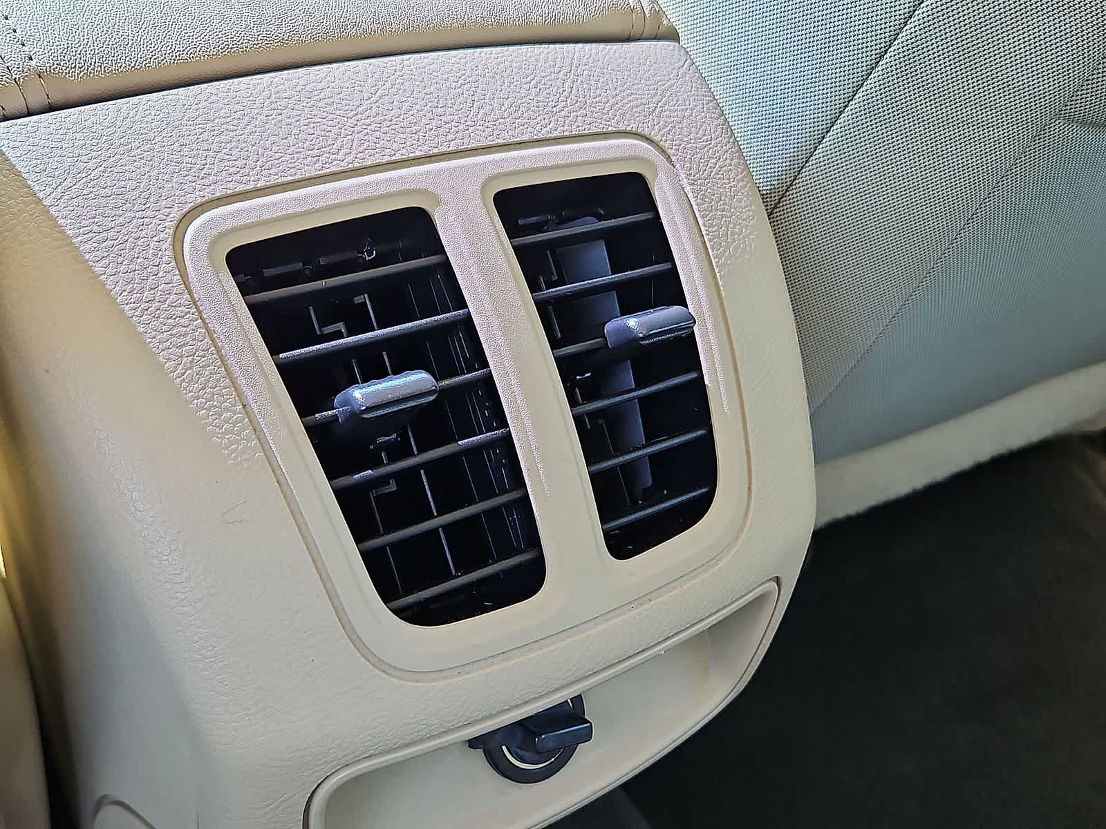 Used 2018 Ford Taurus SE FWD image 25