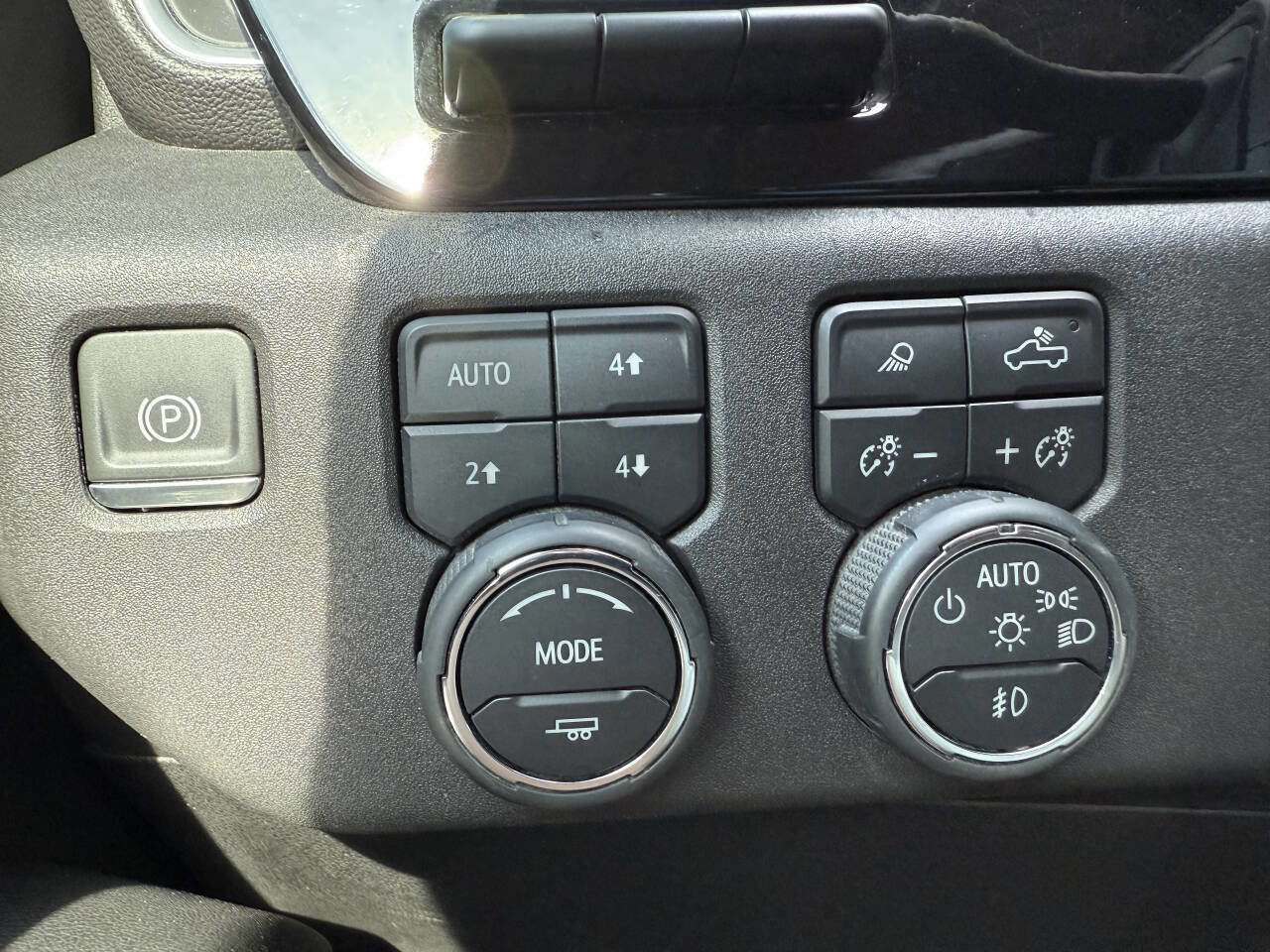 Used 2024 Chevrolet Silverado 2500 LTZ w/ LTZ Premium Package image 16