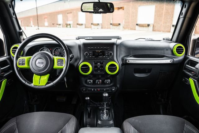 Used 2016 Jeep Wrangler Unlimited Sahara w/ Connectivity Group AWD/4WD image 7