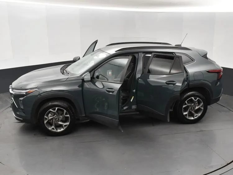 Used 2025 Chevrolet Trax LT FWD image 7