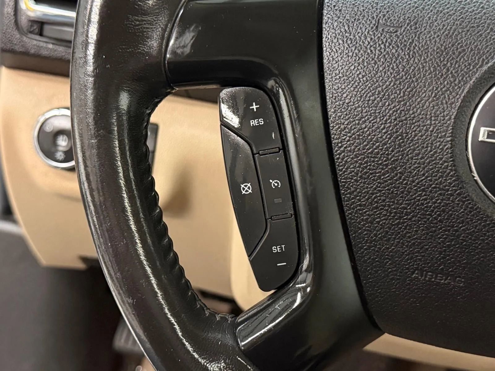 Used 2011 GMC Acadia Denali image 39