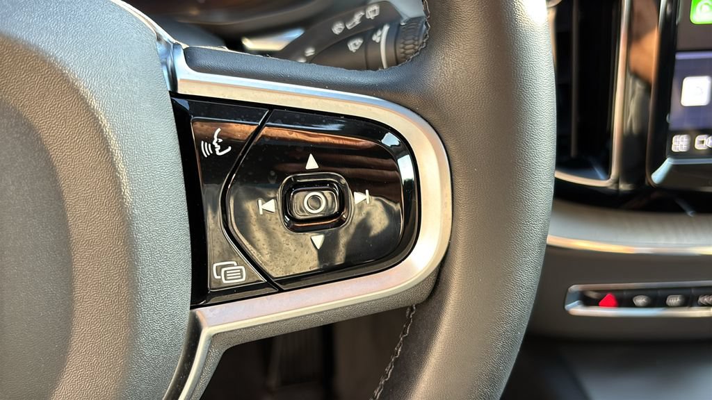 Certified 2025 Volvo XC60 B5 Plus AWD/4WD image 17