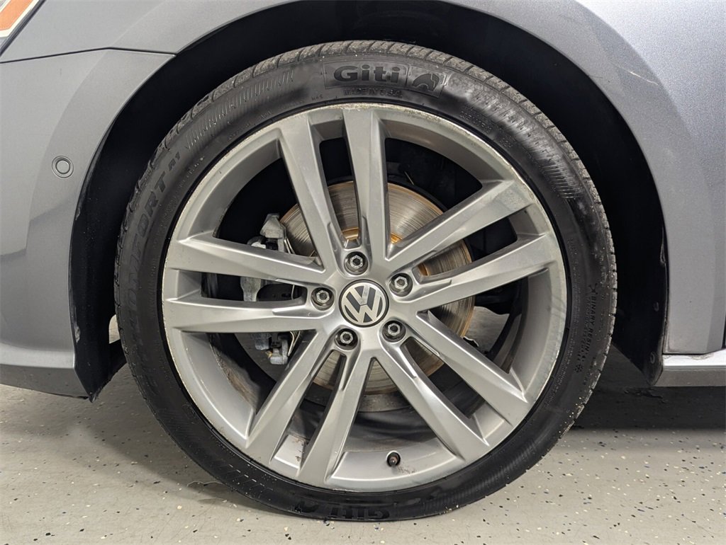 Used 2018 Volkswagen Passat 2.0T SEL Premium image 9